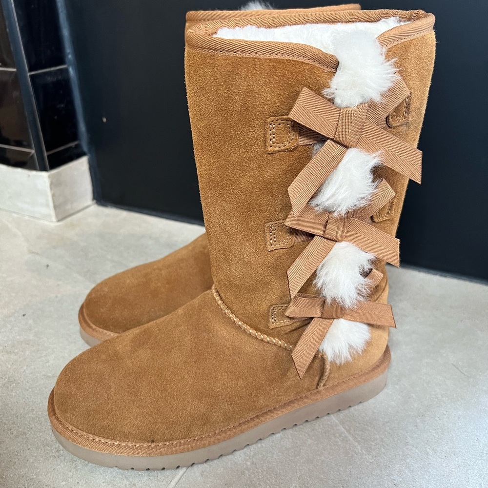 Uggs, size 6 US, brand new, tan, mid size with 3 bows on side.